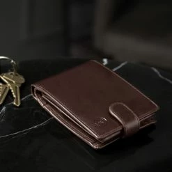 Lucleon Portefeuille ergonomique en cuir marron Jasper -Portefeuilles Soldes rst megashoot wall 1 12548 scaled