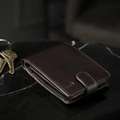 Lucleon Portefeuille ergonomique en cuir marron foncé Jasper -Portefeuilles Soldes rst megashoot wall 1 12550 scaled