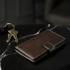 Collin Rowe Portefeuille RFID en cuir marron cèdre -Portefeuilles Soldes rst megashoot wall 1 12560 scaled