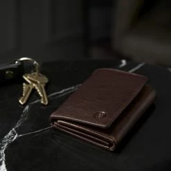 Lucleon Portefeuille Montreal en cuir marron noisette RFID -Portefeuilles Soldes rst megashoot wall 1 14011 scaled