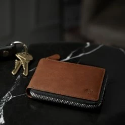 Lucleon Portefeuille en cuir brun havane anti-RFID avec fermeture zippée 8 Lucleon Portefeuille en cuir brun havane anti-RFID avec fermeture zippée -Portefeuilles Soldes rst megashoot wall 1 18582 scaled